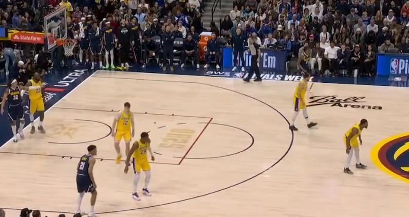 OD体育链接-湖人激战掘金！斯玛特狂打铁 蒂米惊艳 东契奇稳定输出